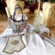 Notre pac de hamman a 5 pièces :  nous avons la Fouta ,un savons  dans une petite bourse en organza , un gant de toilette Kessa  attaché avec une khômsa en métal argenté ,un petit pot en céramique,une petite bourse en tissu argenté avec dedans du 